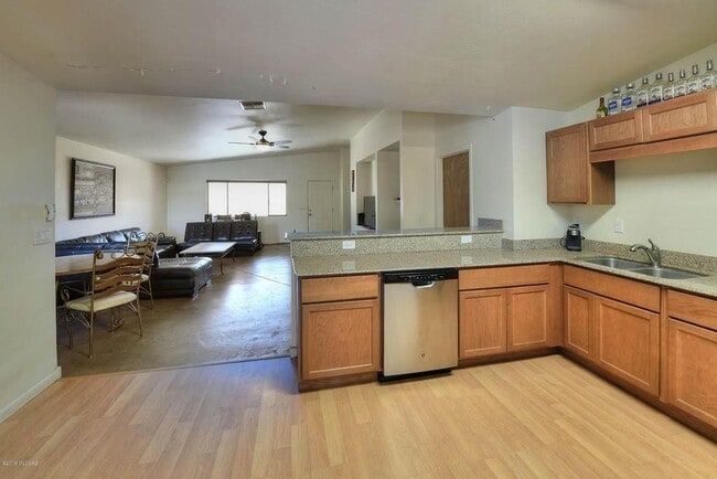 Photo - 832 E Lester St