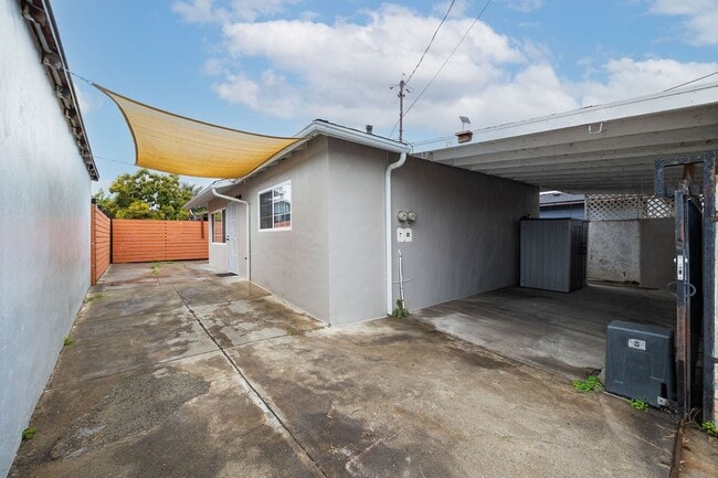 Building Photo - Remodeled spacious 2 bedroom, 1 bathroom unit now available!