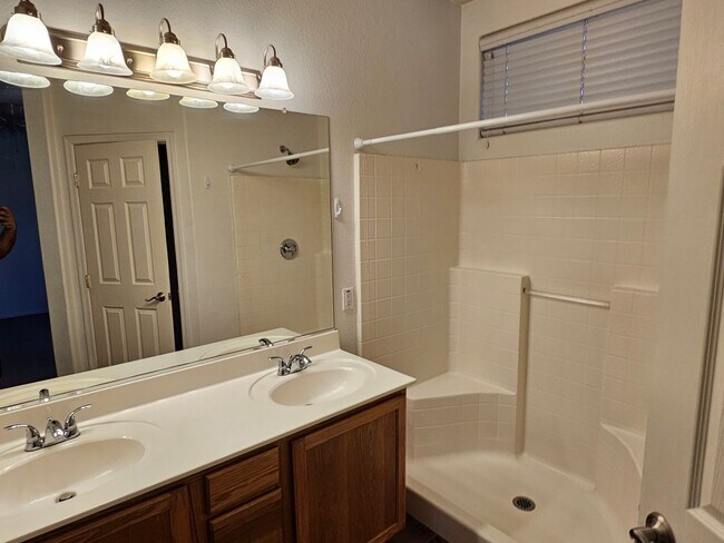 Photo - Great 1670 sq ft 4 bd 2 bathroom home in l...