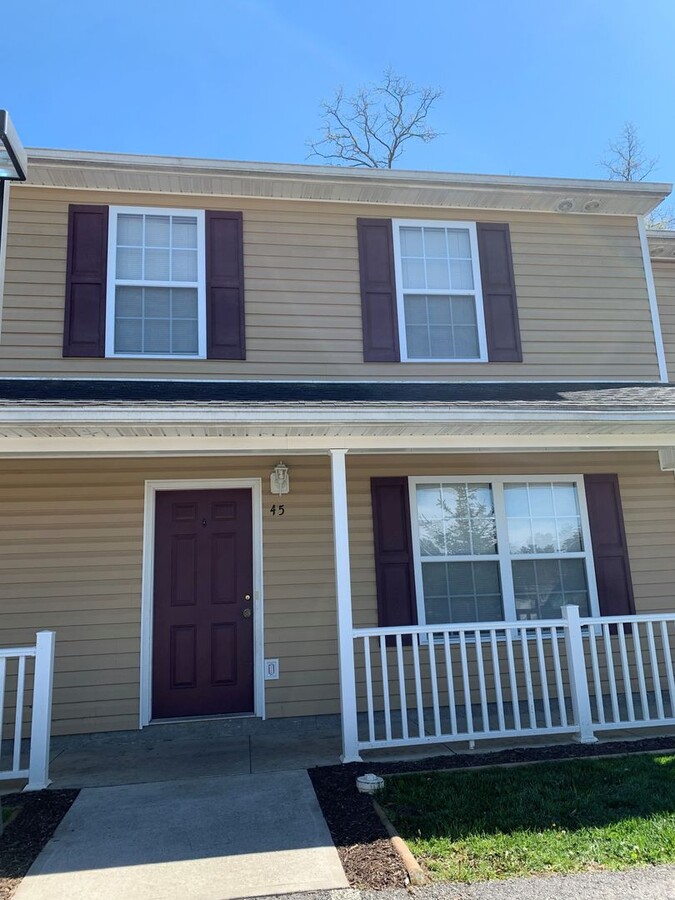 3 Bedroom 2.5 Bath Townhouse - 3 Bedroom 2.5 Bath Townhouse