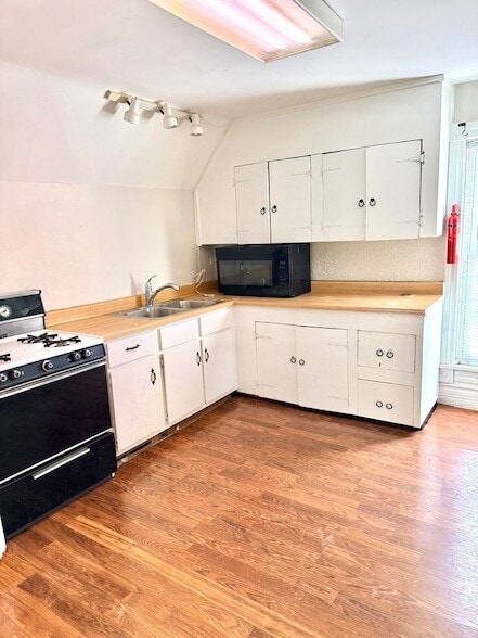 Photo - 674 St Charles St