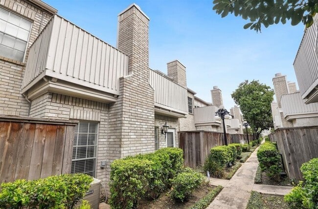Building Photo - 3800 Tanglewilde St