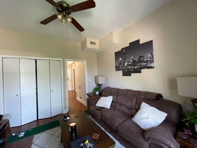 Photo - 1233 W Oakdale Ave Unit 2F