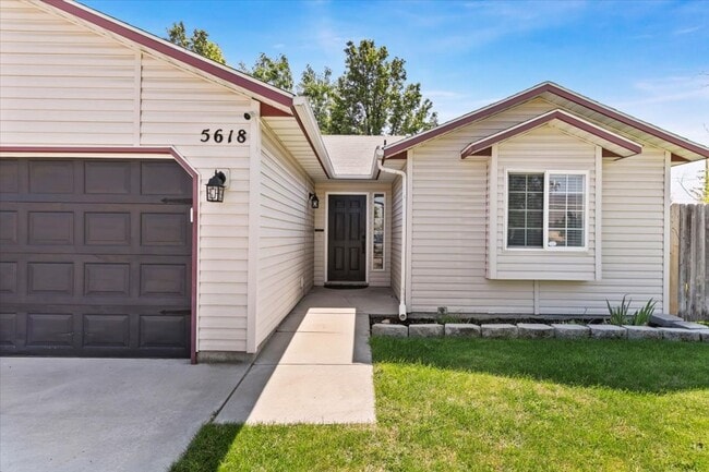 Photo - Stylish 3-Bed Home with Spacious Backyard ...