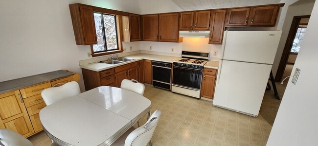 Kitchen, Main Floor - 1216 Dale Ct NE