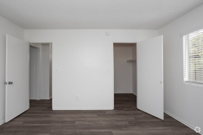 1HAB - 1BA - 845SF - Dormitorio - Orange Plaza