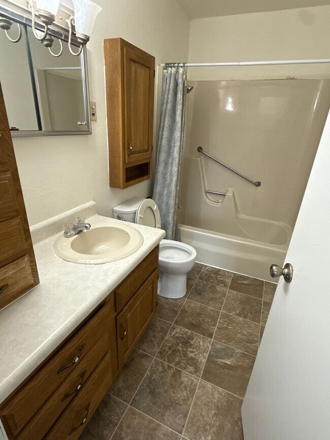 Photo - Broadway Manor Unidad #6