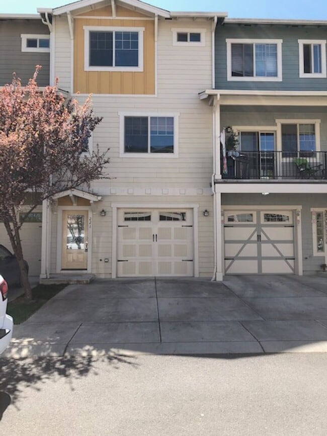 Building Photo - TOWNHOME/ 3 LEVELS W/ FENCED YARD AND GARA...