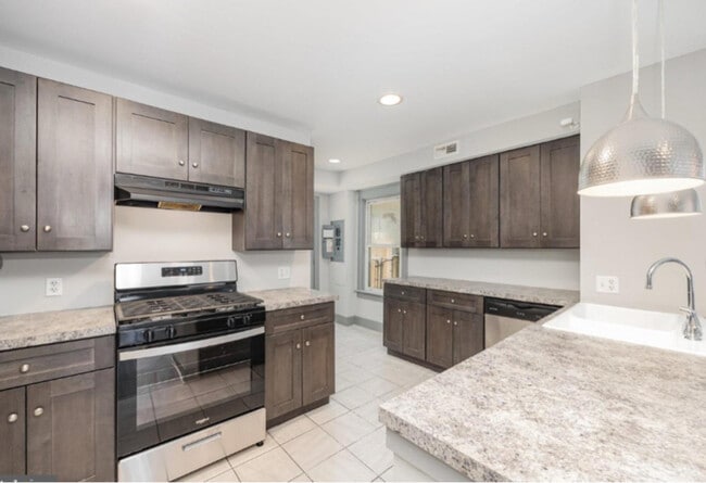 Photo - 284 W Maple St