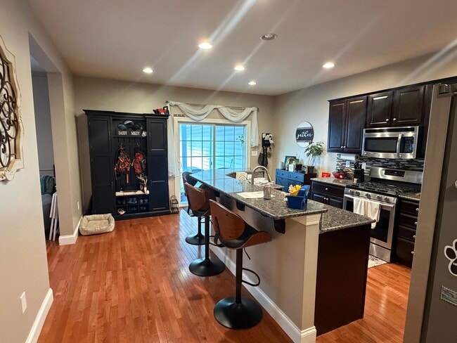 10 Jamestown Sq