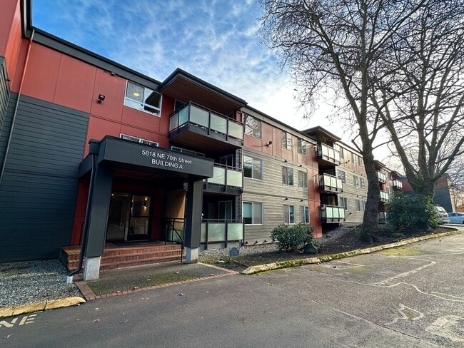 Building Photo - Sand Point Condo with Amenities! Unit A210