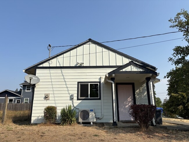 Building Photo - 3831 Duplex Ct SE Rental