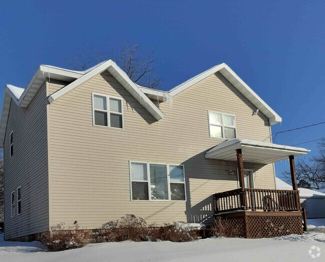 Building Photo - 913 N 11th St Unit LOWER Rental