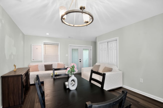 Photo - 405 Westminster Ln