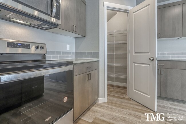 Photo - Gorgeous End Unit Townhome w/ 3 Bedroom 2.5 Bath!