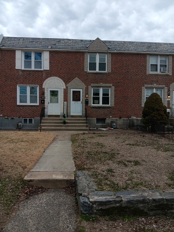 Frente de la Academia - 4 S Academy Ave