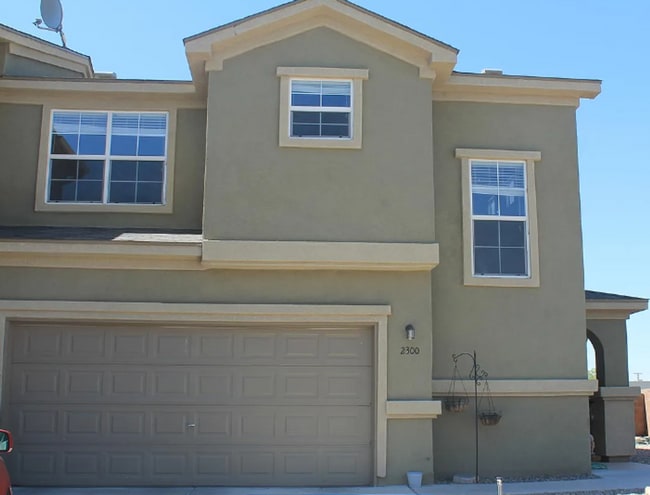Building Photo - 3BR 2.5BA Home w/ Refrigerated Air near UNM (OPEN HOUSE 7/16 4:45)