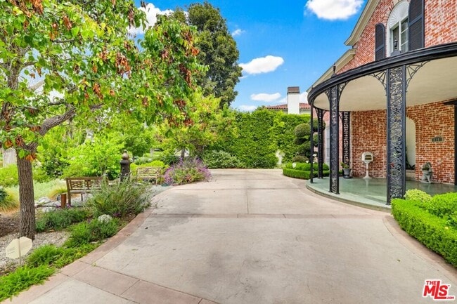 Photo - 516 S Rimpau Blvd