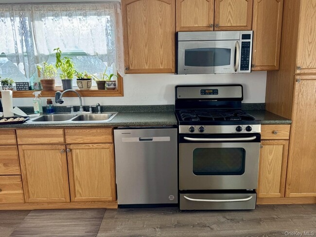 Photo - 601 Little East Neck Rd