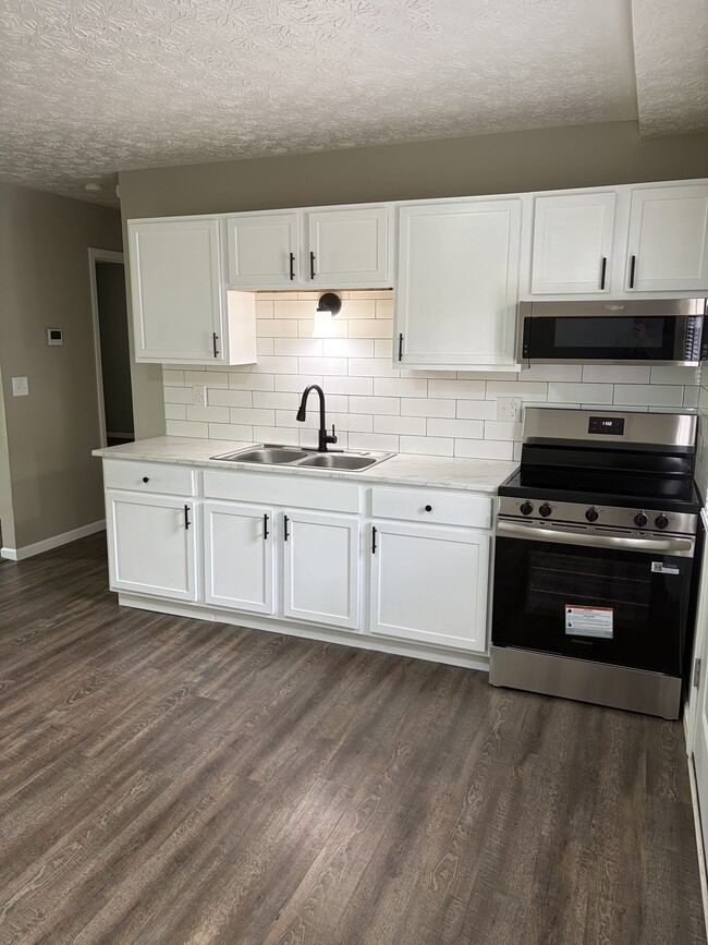Building Photo - Green Acres - 4943-4959 Unit 4959-B