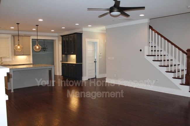 Photo - 137 Flora Ave NE
