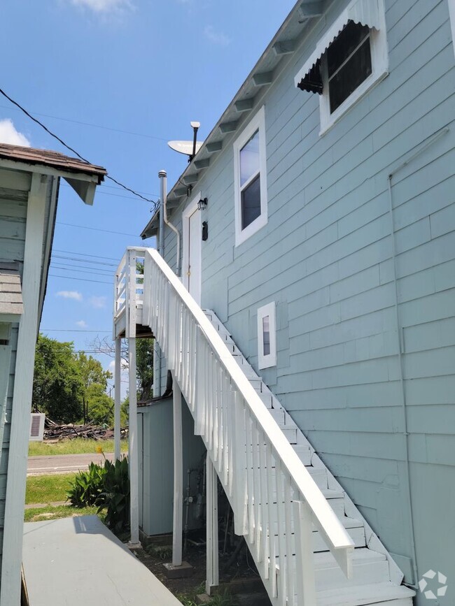Building Photo - 995 Center St Unit 995 1/2 Center Street -RTR (5/7/25)APPX1 Rental