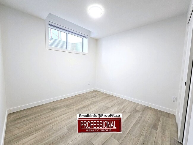 15706 97 Av NW