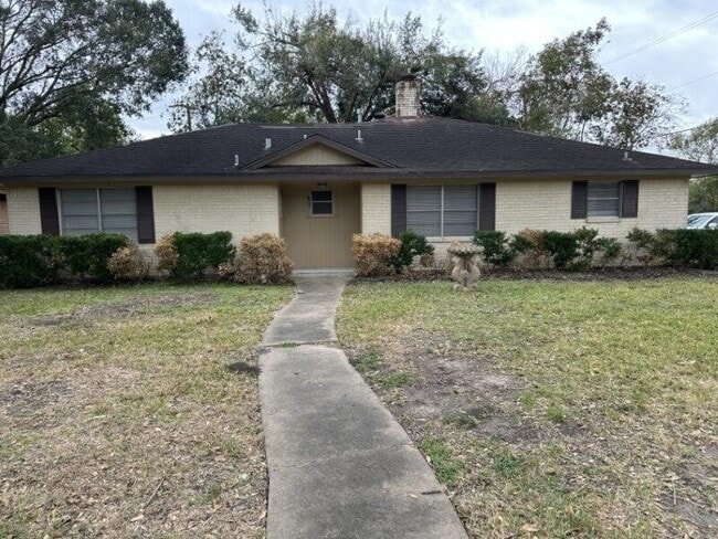 Photo - 803 Golf Ct House