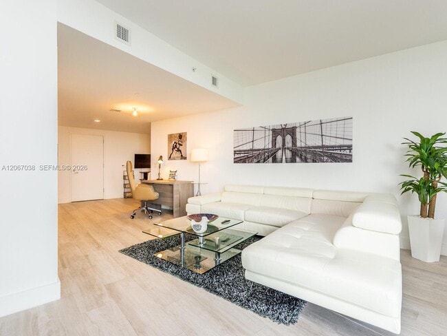 Building Photo - 121 NE 34th St Unit 1014