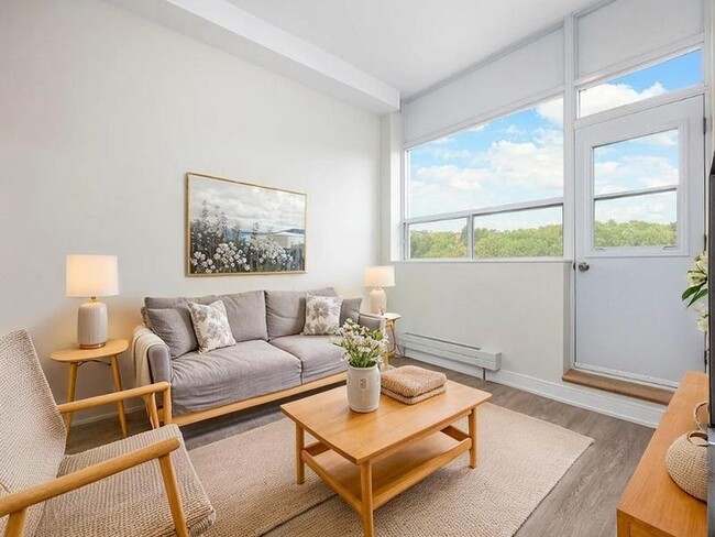Photo - 1465 Lawrence Avenue West