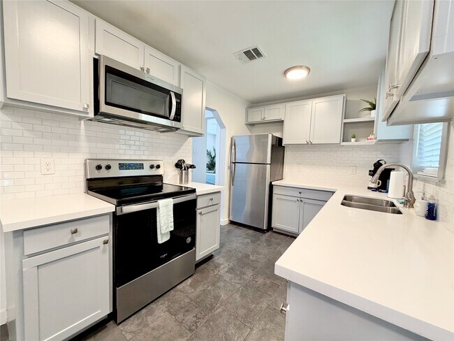 218 W 15th St Unit N