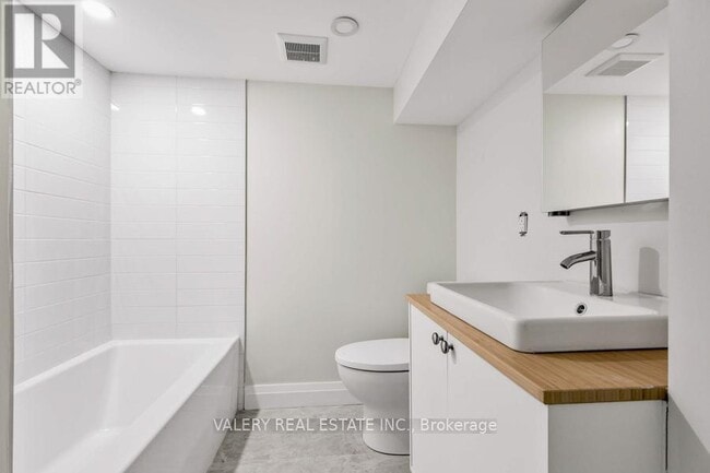 Photo - 116 Manor Rd E