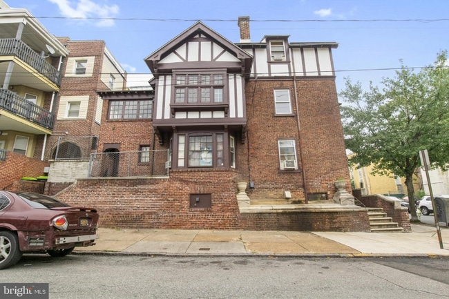 Building Photo - 613 W 10th St