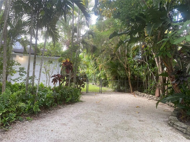 Photo - 350 Hibiscus Dr