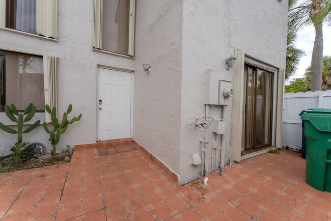 Photo - 626 NE 195th St