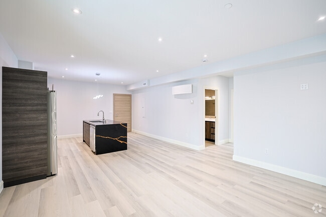 1BR, 1BA - 846SF - Kitchen & Living Room