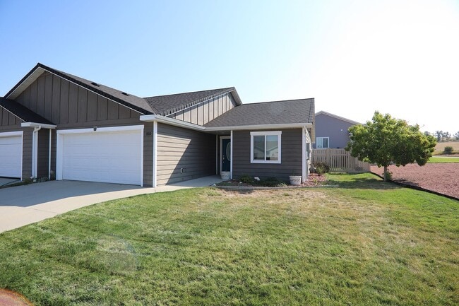 Building Photo - Newer patio home