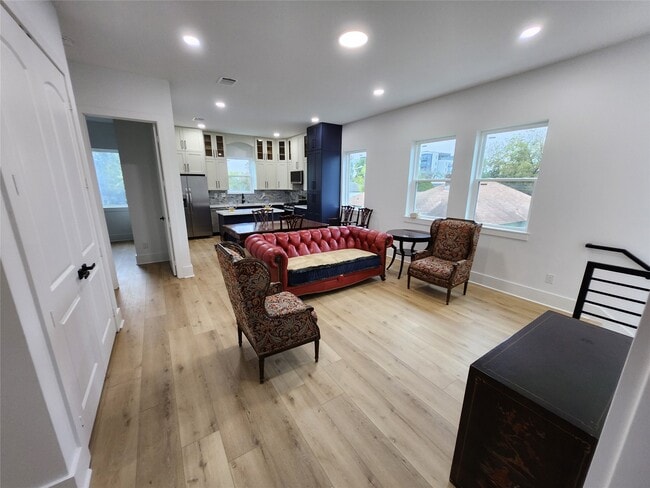 Building Photo - 207 Carl St