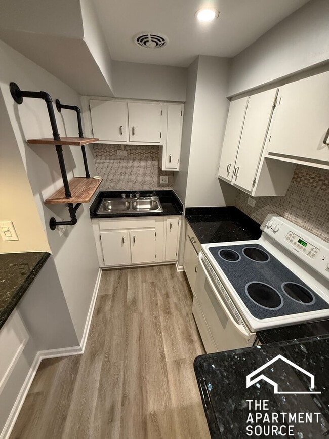 Building Photo - 744 W Gordon Terrace Unit 204