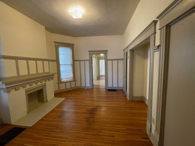 living room - 83 W 2nd Ave Unit 101