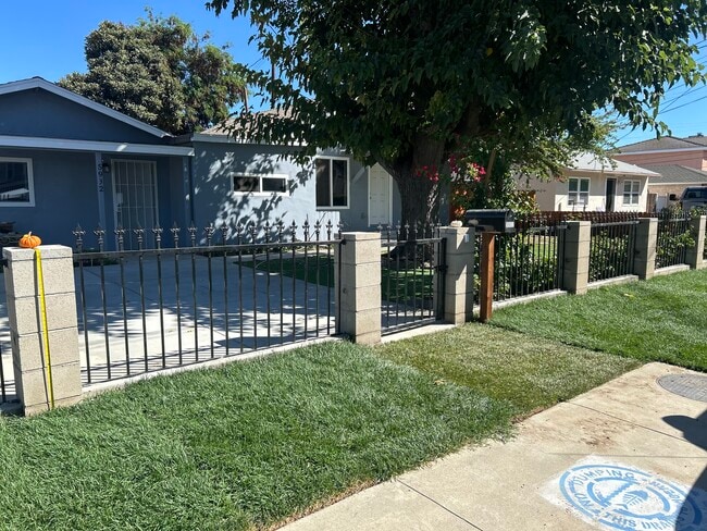 Building Photo - 5932 Bartlett Ave