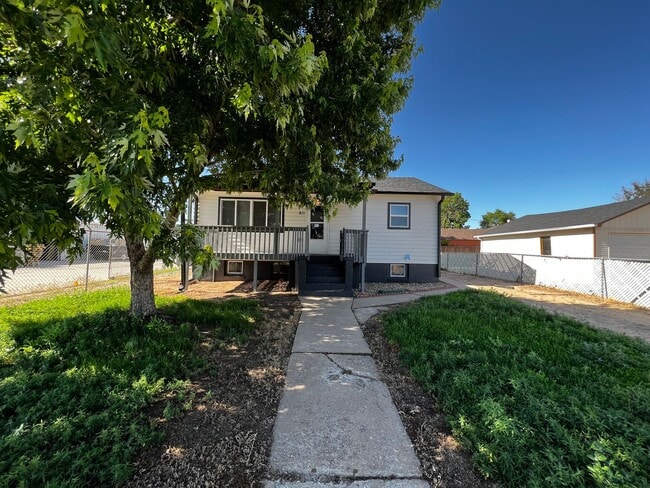 Building Photo - Newly Remodeled 2 Bed, 1 Bath Upper Unit in Greeley!