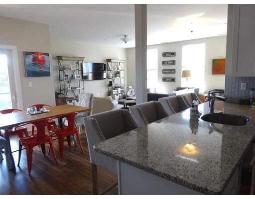 Building Photo - 380 W Broadway Unit 401