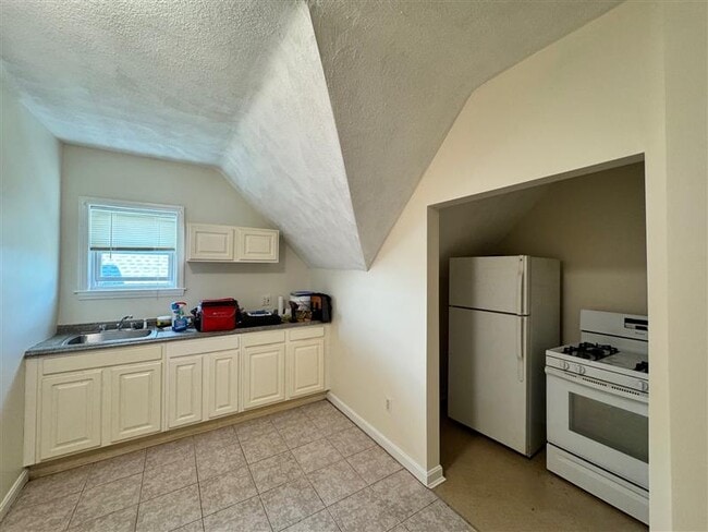Building Photo - 454 Broadway Unit #3 Rental