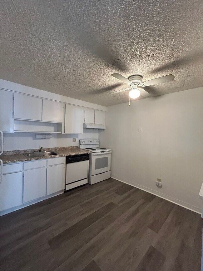 Photo - Wonderful 1 BR/1 BA Ground Floor Condo in ... Unidad 167