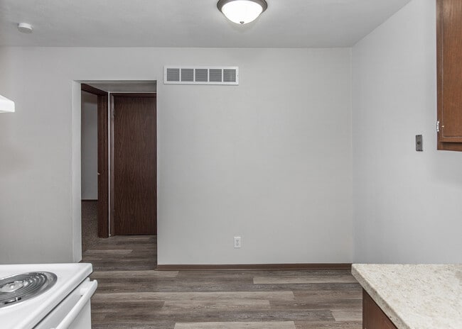 Photo - Jebens Court Apartments