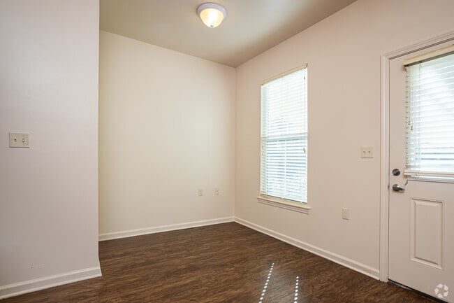 2BR, 1,5BA Townhouse - 904SF - Comedor