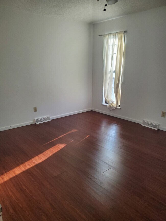 Photo - 4820 England St