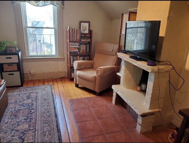 Living room fireplace - 89 Walden St Apartamentos Unidad 3