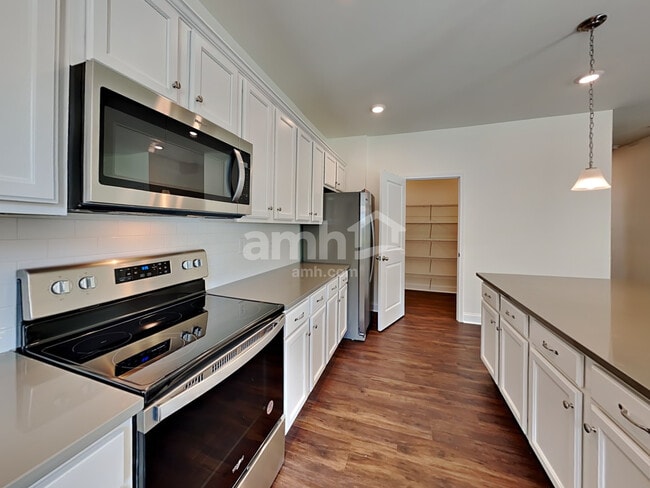 Photo - 729 Carnaby Ln